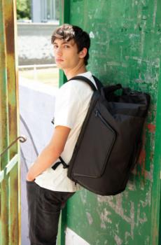 Cestovní batoh s prošívanými zády a přihrádkou na notebook